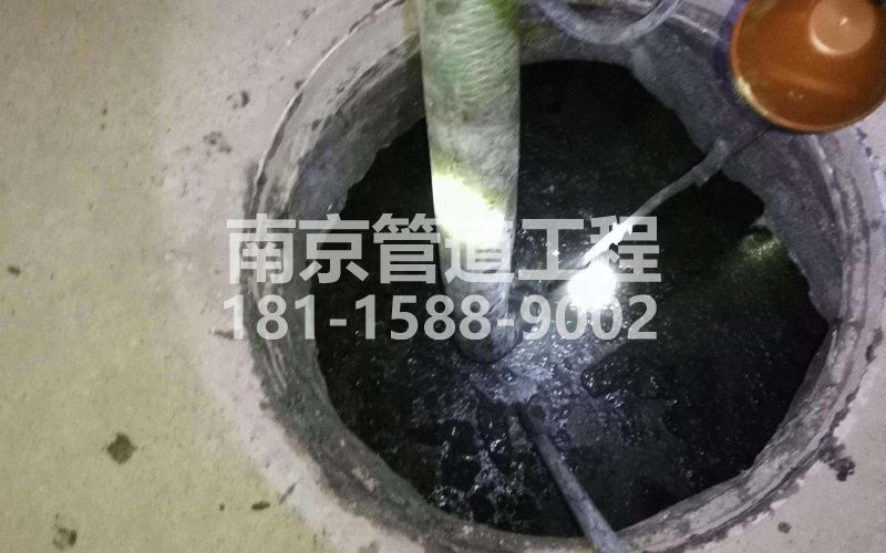 216戴家巷清理化粪池